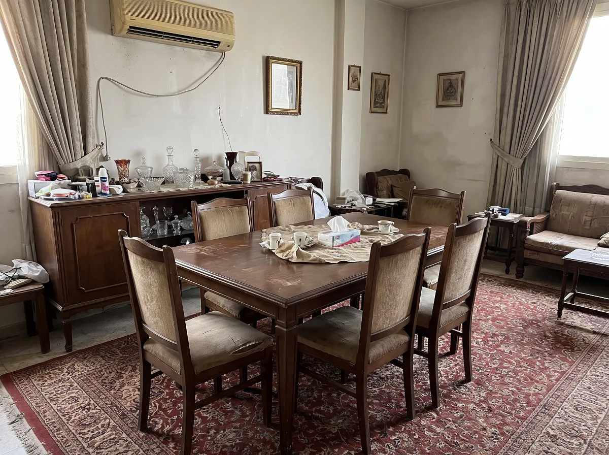 طاولة طعام خشبية مستعملة مع كراسي وبوفيه ضمن شراء أثاث ومحتويات غرف المعيشة بجدة