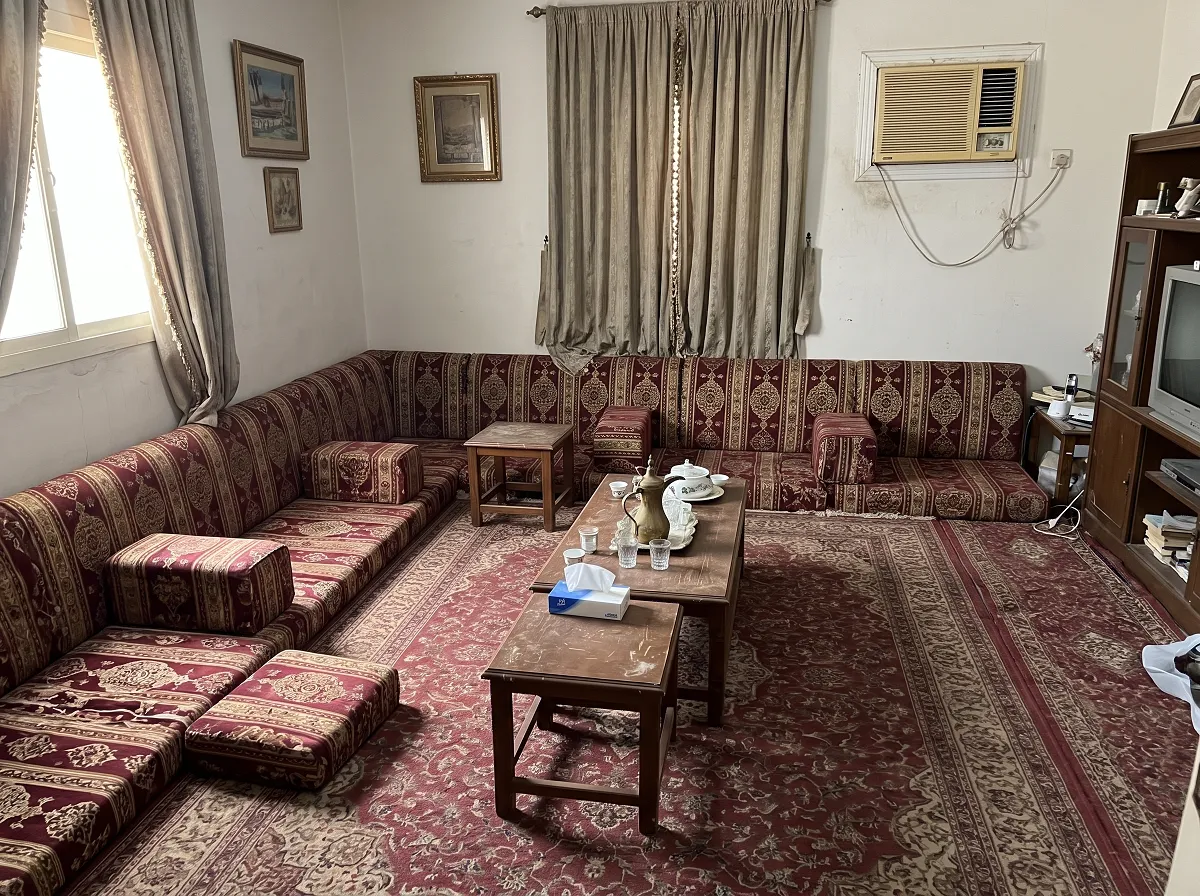مجلس عربي أرضي سعودي مستعمل مع مساند ومراكي وطاولات ضيافة للبيع في جدة
